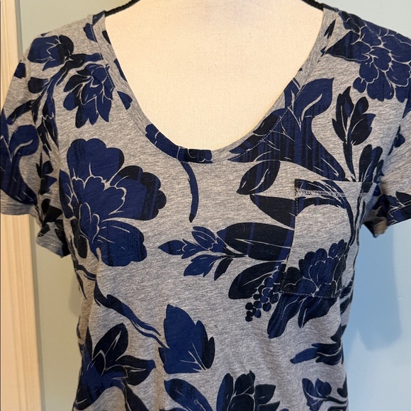 Ann Taylor LOFT T-Shirt - Picture 2 of 4